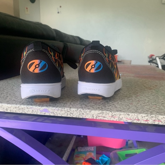 NWOT (or box)- brand new never worn Heely’s roller sneaker Youth size 4. - Picture 4 of 5